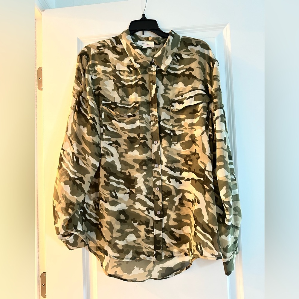 Vince Camuto Camo Top, like new. Size Large